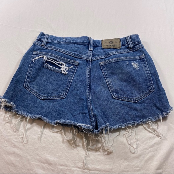 Wrangler Shorts Women’s 32 Distressed Denim Shorts pockets Casual shorts - Picture 6 of 6
